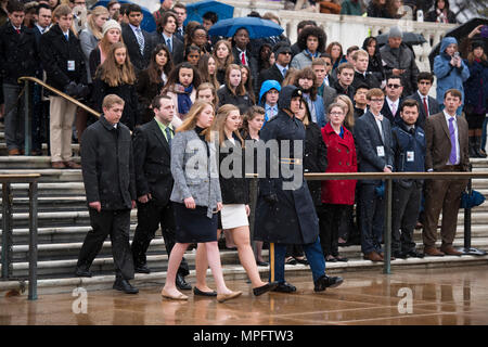 Von der Linken, Andrew Pogue, aus Missouri; Dakota Fleury, aus Washington, D.C.; Marion Lovett, aus New Hampshire, und Amanda Finnegan, aus South Dakota; stellen die Schülerinnen und Schüler die Teilnahme an den Senat der Vereinigten Staaten Programm Jugend während einer Kranzniederlegung am Grab des unbekannten Soldaten in Arlington National Cemetery, 10. März 2017 in Arlington, Virginia. Die Studenten auch das Memorial Amphitheater Anzeige Zimmer tourte. (U.S. Armee Foto von Rachel Larue/Arlington National Cemetery/freigegeben) Stockfoto