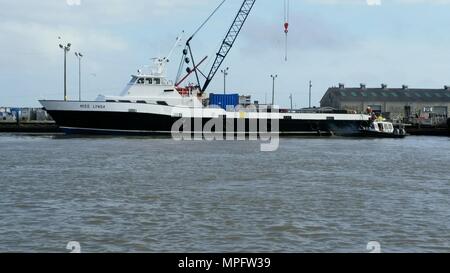 Die 120-Fuß-Offshore Supply Vessel, Miss Lynda, macht Weg in Louisiana März 9, 2017, nachdem sie frei von Erdung auf der West Cameron Stege. Coast Guard Marine Safety Unit Lake Charles Incident Management Response Personal reagiert und einer Bergungsgruppe Plan für sichere potentialfreie des Schiffes koordiniert. U.S. Coast Guard Foto. Stockfoto