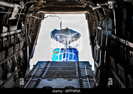 Ein container Delivery System (CDS) zum lastenabwurf aus der Rückseite eines Marine Medium Tiltrotar Squadron - 165 (VMM-165) MV-22 Osprey bei einer gemeinsamen airdrop Mission in Südwestasien, auf März 9, 2017. (U.S. Armee Foto: Staff Sgt. Dalton Smith) Stockfoto