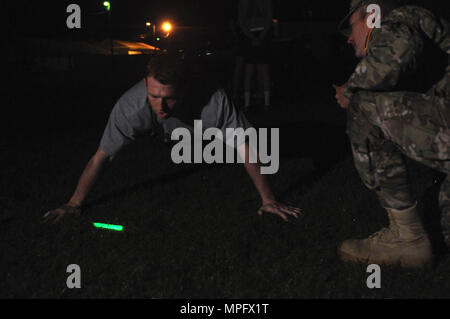 Georgien GARNISON TRAINING CENTER, Fort Stewart, Ga., 6. März 2017 - Georgien Army National Guard SPC. Richard Lebendige beendet die Push-ups als Teil der Armee körperliche Fitness Test Teil der besten Krieger Wettbewerb. Die Push up Event ist der erste Fall für die APFT. (U.S. Army National Guard Foto von SPC. Jesaja Matthews/Freigegeben) Stockfoto