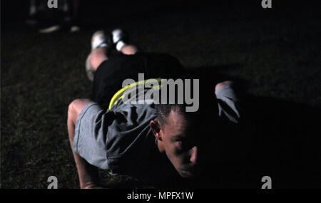 Georgien GARNISON TRAINING CENTER, Fort Stewart, Ga., 6. März 2017 - Georgien Army National Guard SPC. Richard Lebendige bereitet sich für den Push-up Teil der besten Krieger Wettbewerb. Dies ist das erste Mal Regen in der Bwc konkurrierten, hofft er, den regionalen Wettbewerb zu konkurrieren. (U.S. Army National Guard Foto von SPC. Jesaja Matthews/Freigegeben) Stockfoto