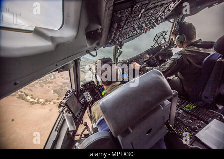 Royal Australian Air Force Flying Officer Doug Izatt und Flight Lieutenant Andrew Muhl, beide Piloten mit der Nr. 36 Squadron, Teilnahme in einer defensiven Systeme Ausbildung Übung mit einem C 17 Globemaster III, während der erweiterte Taktiken Aircrew Kurs (ATAC), oberhalb der Blue Mountains, Australien, 9. März 2017. ATAC wird durch die erweiterte Luftbrücke Taktik Training Center durchgeführt, gegründet aus St. Joseph Mo., das die Mission der Erhöhung der Kriegsführung Wirksamkeit und Überlebensfähigkeit der Mobilität der Streitkräfte. Es ist das erste Mal, dass die AATTC Schulungen im Ausland gelehrt hat. (U.S. Air National Guard ph Stockfoto