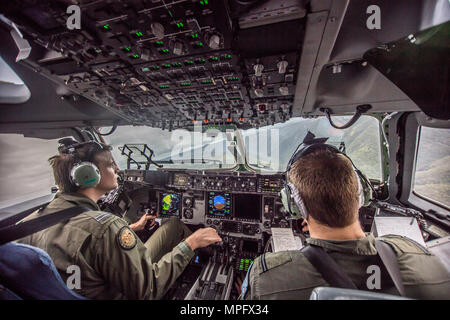 Royal Australian Air Force Flying Officer Doug Izatt und Flight Lieutenant Andrew Muhl, beide Piloten mit der Nr. 36 Squadron, Teilnahme in einer defensiven Systeme Ausbildung Übung mit einem C 17 Globemaster III, während der erweiterte Taktiken Aircrew Kurs (ATAC), oberhalb der Blue Mountains, Australien, 9. März 2017. ATAC wird durch die erweiterte Luftbrücke Taktik Training Center durchgeführt, gegründet aus St. Joseph Mo., das die Mission der Erhöhung der Kriegsführung Wirksamkeit und Überlebensfähigkeit der Mobilität der Streitkräfte. Es ist das erste Mal, dass die AATTC Schulungen im Ausland gelehrt hat. (U.S. Air National Guard ph Stockfoto