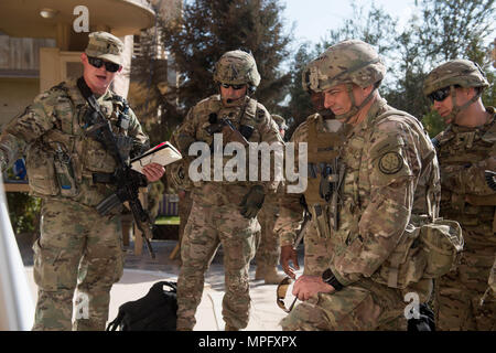 Us-Armee Generalleutnant Stephen J. Townsend, Kommandierender General, Combined Joint Task Force - inhärenten Lösen, rechts Mitte und Command Sergeant Major Benjamin Jones, eine kurze an einem geheimen Ort im Irak, März 08, 2017. Eine globale Koalition von mehr als 60 regionalen und internationalen Nationen haben sich zusammengeschlossen, um Partner Kräfte ISIS zu besiegen. CJTF-OIR ist die globale Koalition ISIS zu besiegen. (U.S. Armee Foto: Staff Sgt. Alex Manne) Stockfoto