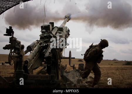 Spc. Vincent Ventarola, der # 1 Mann für die gun Crew der 1. Abschnitt 1 Platoon, Cobra, Batterie, Field Artillery Squadron, 2d-Cavalry Regiment, US Army, zieht die Auslöser einer M 777 A2 Howitzer bei einem Brand Mission vom 8. März 2017 in Grafenwöhr Training Area, Deutschland. Das Geschwader nahmen an Dynamic Front II März 6-9, 2017. Die Übung aktiviert, den USA, Deutschland und der Tschechischen Republik ihre Artillerie Fähigkeiten zu synchronisieren. (Foto: Staff Sgt. Jennifer Bunn, 2d-Cavalry Regiment Public Affairs) Stockfoto