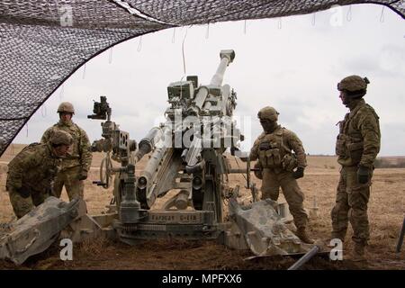 Vier Mitglieder der gun Crew für 1. Abschnitt 1 Platoon, Cobra, Batterie, Field Artillery Squadron, 2d-Cavalry Regiment, US-Army, Aufenthalt bereit, einen Brand Mission mit Ihrer M777 A2 Howitzer während einer März 8, 2017 in Grafenwöhr Training Area, Deutschland zu erhalten. Das Geschwader nahmen an Dynamic Front II März 6-9, 2017. Die Übung aktiviert, den USA, Deutschland und der Tschechischen Republik ihre Artillerie Fähigkeiten zu synchronisieren. (Foto: Staff Sgt. Jennifer Bunn, 2d-Cavalry Regiment Public Affairs) Stockfoto