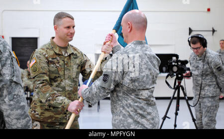 Forest Park, Illinois - Maj. Dwayne Wirfel Hände der 318. Drücken Sie Camp Headquarters' guidon Zurück zur Command Sgt. Maj. Brian Schlatter zum Abschluss der Änderung der Befehl Zeremonie in Forest Park, Illinois, während Spc. Fredrick Willis videos den Austausch am 11. März 2017. (US Army Foto von SPC. Gail Sanders.) Stockfoto