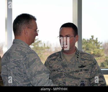 Air Force General Joseph L. Lengyel, Leiter der National Guard Bureau bespricht der National Guard Probleme mit der Luftwaffe Generalmajor Anthony Deutsch, der Adjutant General von New York, während einer Sitzung mit nordostzustand National Guard Adjutanten allgemein an der New York National Guard Hauptquartier, Latham, NY, 13. März 2017. (U.S. Army National Guard Foto von Sgt. Maj. Corine Lombardo) Stockfoto