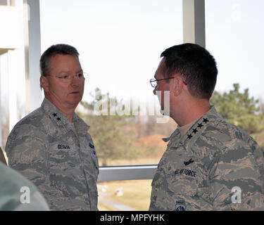 Air Force General Joseph L. Lengyel, Leiter der National Guard Bureau bespricht der National Guard Probleme mit der Luftwaffe Generalmajor Anthony Deutsch, der Adjutant General von New York, während einer Sitzung mit nordostzustand National Guard Adjutanten allgemein an der New York National Guard Hauptquartier, Latham, NY, 13. März 2017. (U.S. Army National Guard Foto von Sgt. Maj. Corine Lombardo) Stockfoto