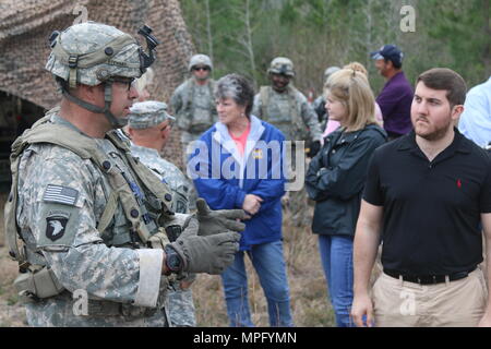 Lt.Col Michael Stewart (links), Commander, 5 Bataillon, 25 Artillerie Regiment "donnern" erklärt seine Einheiten Rolle auf dem Schlachtfeld zog Maranto (Rechts), Stellvertretender Chef des Stabes der United States Senator für Louisiana Dr. Bill Cassidy. Stockfoto