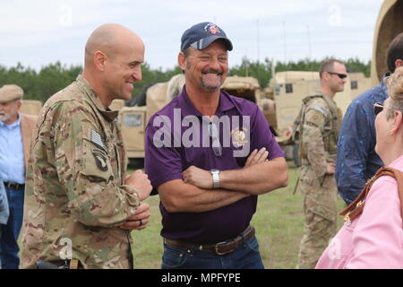 Oberst Brian Sullivan (links), Commander, 3. Brigade Combat Team, 10 Mountain Division (LI) erklärt seine Einheiten Mission zu Keith Lewing (rechts), Bürgermeister von Anacoco bei seinem Besuch in der Berggipfel. Stockfoto