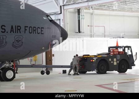 Flieger mit der 22 Aircraft Maintenance Squadron und 931St AMXS lösen Sie die Abschleppstange aus einem Fahrzeug nach einer KC-135 Stratotanker in McConnell's neue 1-bay KC-46 Pegasus hangar Feb 23, 2017 geschleppt wurde, bei McConnell Air Force Base, Kan. Die schiere Größe dieser Hangar zeigt die erhöhte Leistungsfähigkeit der KC-46, die zu einer erheblichen tanken Kapazität haben, die Effizienz zu steigern und Cargo und medizinischem Kapazitäten. (U.S. Air Force Foto/Airman 1st Class Erin McClellan) Stockfoto