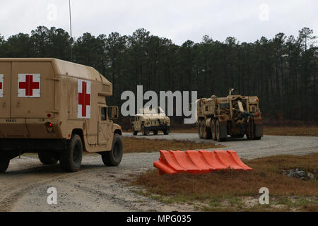 Soldaten der Alpha Company, 703Rd Brigade Support Battalion, 2nd Infantry Brigade Combat Team, 3rd Infantry Division engagieren Ziele während eines Konvoi live-fire Übung (CLFX) Februar 21, 2017 at Fort Stewart, Ga 703rd BSB Soldaten durchgeführt ein Bataillon CLFX während der Durchführung von logistischen Funktionen. (U.S. Armee Foto von SPC. Joshua Petke/freigegeben) Stockfoto