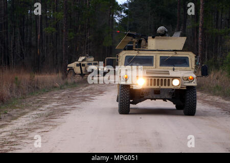 Soldaten der Alpha Company, 703Rd Brigade Support Battalion, 2nd Infantry Brigade Combat Team, 3rd Infantry Division engagieren Ziele während eines Konvoi live-fire Übung (CLFX) Februar 21, 2017 at Fort Stewart, Ga 703rd BSB Soldaten durchgeführt ein Bataillon CLFX während der Durchführung von logistischen Funktionen. (U.S. Armee Foto von SPC. Joshua Petke/freigegeben) Stockfoto