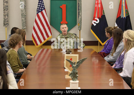 Brig. Gen. Patrick D. Frank, 1. Inf. Div. und Fort Riley, Senior Commander, spricht mit Studenten vom Neuling ehrenamtliche Organisation Kansas State University im 1st Infantry Division Hauptquartier in Fort Riley, Kansas, März 10. Frank Sendung der Einheit kommuniziert und erläutert den Einsatz der Division und Trainingsplan die Studenten zu einem besseren Verständnis dessen, was Leben in Fort Riley ist wie geben. (U.S. Armee Foto von, Sgt. Michael C. Roach, 19 Public Affairs Abteilung) Stockfoto