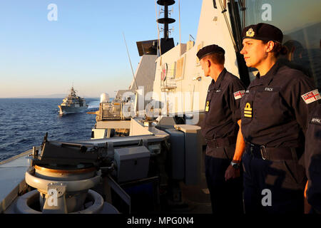 Ägäis (Sept. 4, 2017) HS Salamis (F 455), die während einer Übung vorbei mit Standing NATO Maritime Group 2 (Snmg 2) Flaggschiff HMS Duncan in die Ägäis. Die NATO Stockfoto