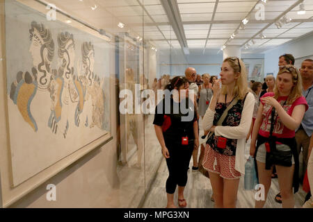 Kreta, Griechenland. 22. Mai, 2018. Touristen bewundern, eine Ausstellung im Archäologischen Museum in Heraklion auf Kreta, Griechenland, 22. Mai 2018. Das Museum, im Zentrum von Heraklion, ist das beste Museum der Welt für die minoische Kunst und beherbergt die größte Sammlung von Artefakten der minoischen Zivilisation, die auf Kreta vor 4.000 Jahren blühte. Credit: Stefanos Rapanis/Xinhua/Alamy leben Nachrichten Stockfoto