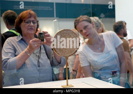 Kreta, Griechenland. 22. Mai, 2018. Ein Tourist nimmt Fotos einer Ausstellung im Archäologischen Museum in Heraklion auf Kreta, Griechenland, 22. Mai 2018. Das Museum, im Zentrum von Heraklion, ist das beste Museum der Welt für die minoische Kunst und beherbergt die größte Sammlung von Artefakten der minoischen Zivilisation, die auf Kreta vor 4.000 Jahren blühte. Credit: Stefanos Rapanis/Xinhua/Alamy leben Nachrichten Stockfoto