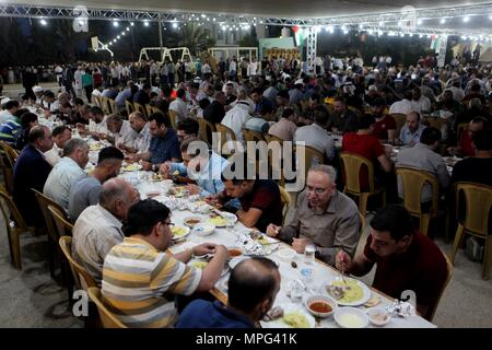 Hebron. 22. Mai, 2018. Palästinenser brechen ihre schnellen, am sechsten Tag des heiligen Fastenmonats Ramadan in der West Bank Stadt Hebron, am 22. Mai 2018. Credit: Mamoun Wazwaz/Xinhua/Alamy leben Nachrichten Stockfoto