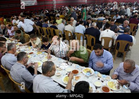 Hebron. 22. Mai, 2018. Palästinenser brechen ihre schnellen, am sechsten Tag des heiligen Fastenmonats Ramadan in der West Bank Stadt Hebron, am 22. Mai 2018. Credit: Mamoun Wazwaz/Xinhua/Alamy leben Nachrichten Stockfoto