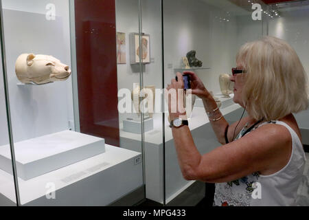 Kreta, Griechenland. 22. Mai, 2018. Ein Tourist nimmt Fotos einer Ausstellung im Archäologischen Museum in Heraklion auf Kreta, Griechenland, 22. Mai 2018. Das Museum, im Zentrum von Heraklion, ist das beste Museum der Welt für die minoische Kunst und beherbergt die größte Sammlung von Artefakten der minoischen Zivilisation, die auf Kreta vor 4.000 Jahren blühte. Credit: Stefanos Rapanis/Xinhua/Alamy leben Nachrichten Stockfoto