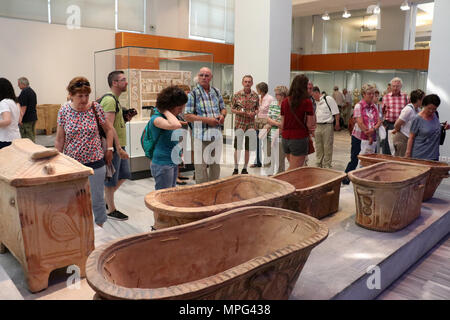 Kreta, Griechenland. 22. Mai, 2018. Touristen besuchen das archäologische Museum in Heraklion auf Kreta, Griechenland, 22. Mai 2018. Das Museum, im Zentrum von Heraklion, ist das beste Museum der Welt für die minoische Kunst und beherbergt die größte Sammlung von Artefakten der minoischen Zivilisation, die auf Kreta vor 4.000 Jahren blühte. Credit: Stefanos Rapanis/Xinhua/Alamy leben Nachrichten Stockfoto