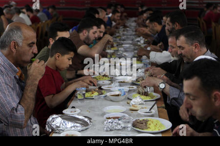 Hebron. 22. Mai, 2018. Palästinenser brechen ihre schnellen, am sechsten Tag des heiligen Fastenmonats Ramadan in der West Bank Stadt Hebron, am 22. Mai 2018. Credit: Mamoun Wazwaz/Xinhua/Alamy leben Nachrichten Stockfoto