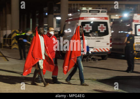 Malaga, Spanien. 22. Mai, 2018. Migrantinnen und Migranten sind zu Fuß in einem Zelt nach Ihrer Ankunft. Ankunft einer Gruppe von Migranten im Mittelmeer gerettet aus einem Beiboot in der Nähe der Küste von Malaga. An Bord der beiden Schiffe, Mitglieder der Spanischen Sicherheit auf See gerettet 94 Migranten dieser frühen Morgen und nach Malaga Hafen gebracht. Credit: Jesus Merida/SOPA Images/ZUMA Draht/Alamy leben Nachrichten Stockfoto