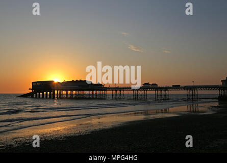 Cromer Pier, Norfolk. 22. Mai, 2018. UK Wetter: Die Sonne geht hinter Cromer Pier auf einem schönen Start in den Tag in Cromer, North Norfolk, am 22. Mai 2018. Credit: Paul Marriott/Alamy leben Nachrichten Stockfoto