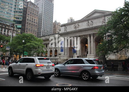 22. Mai 2018, US, New York: Außenansicht der New York Public Library. Der amerikanische Schriftsteller Tom Wolfe, der den legendären Bestseller "die Scheiterhaufen der Eitelkeiten' schrieb, starb am 14. Mai 2018 im Alter von 88 Jahren. Die Öffentliche Bibliothek ist jetzt ehren Wolfe mit einer kleinen Ausstellung. Foto: Christina Horsten/dpa Stockfoto