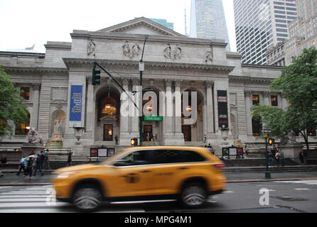 22. Mai 2018, US, New York: Ein yellow cab Laufwerke, die von der New York Public Library. Der amerikanische Schriftsteller Tom Wolfe, der den legendären Bestseller "die Scheiterhaufen der Eitelkeiten' schrieb, starb am 14. Mai 2018 im Alter von 88 Jahren. Die Öffentliche Bibliothek ist jetzt ehren Wolfe mit einer kleinen Ausstellung. Foto: Christina Horsten/dpa Stockfoto