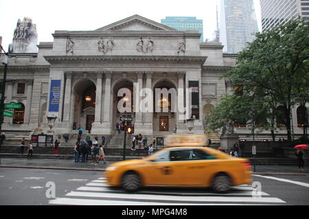 22. Mai 2018, US, New York: Ein yellow cab Laufwerke, die von der New York Public Library. Der amerikanische Schriftsteller Tom Wolfe, der den legendären Bestseller "die Scheiterhaufen der Eitelkeiten' schrieb, starb am 14. Mai 2018 im Alter von 88 Jahren. Die Öffentliche Bibliothek ist jetzt ehren Wolfe mit einer kleinen Ausstellung. Foto: Christina Horsten/dpa Stockfoto