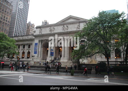 22. Mai 2018, US, New York: Außenansicht der New York Public Library. Der amerikanische Schriftsteller Tom Wolfe, der den legendären Bestseller "die Scheiterhaufen der Eitelkeiten' schrieb, starb am 14. Mai 2018 im Alter von 88 Jahren. Die Öffentliche Bibliothek ist jetzt ehren Wolfe mit einer kleinen Ausstellung. Foto: Christina Horsten/dpa Stockfoto