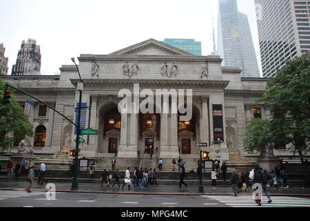 22. Mai 2018, US, New York: Außenansicht der New York Public Library. Der amerikanische Schriftsteller Tom Wolfe, der den legendären Bestseller "die Scheiterhaufen der Eitelkeiten' schrieb, starb am 14. Mai 2018 im Alter von 88 Jahren. Die Öffentliche Bibliothek ist jetzt ehren Wolfe mit einer kleinen Ausstellung. Foto: Christina Horsten/dpa Stockfoto