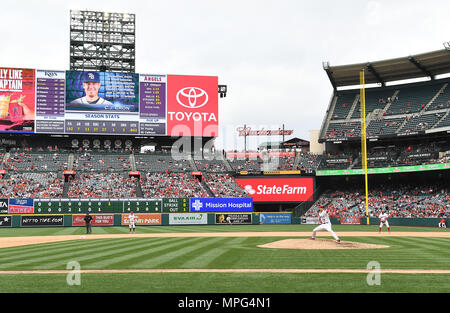 Los Angeles Engel Krug Shohei Ohtani liefert eine Steigung wie die Anzeigetafel 10 K's, der die Zahl seiner Ausstreichen im achten Inning während der Major League Baseball Spiel gegen die Tampa Bay Rays at Angel Stadium in Anaheim, Kalifornien, USA, 20. Mai 2018 zeigt. Quelle: LBA/Alamy leben Nachrichten Stockfoto