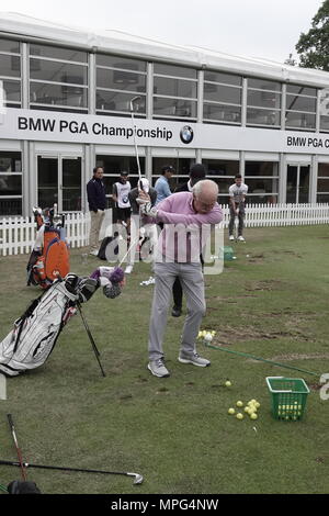 Wentworth, Surrey, UK, 23. Mai, 2018 Dermot Desmond erwärmt sich auf der Strecke an die BMW PGA ProAM-Meisterschaft. Credit: Motofoto/Alamy leben Nachrichten Stockfoto