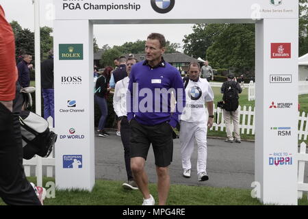 Wentworth, Surrey, UK, 23. Mai, 2018 Tddy Sheringham kommt auf den ersten T-Stück am BMW ProAM Golf PGA Championship. Credit: Motofoto/Alamy leben Nachrichten Stockfoto