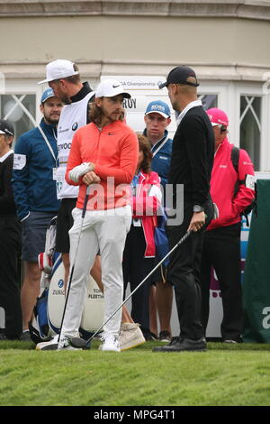 Wentworth, Surrey, UK, 23. Mai, 2018 Pep Guardiola, Manchester City Manager bereitet für seine Runde auf dem BMW ProAM Golf PGA Meisterschaft mit Tommy Fleetwood (Rosa und Weiß} Quelle: Motofoto/Alamy leben Nachrichten Stockfoto