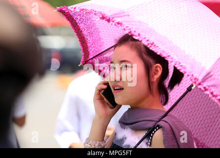 Yangon, Myanmar. 23 Mai, 2018. Ein Mädchen Gespräche über ein Handy in Yangon, Myanmar, 23. Mai 2018. Mobile phone Usage Rate auf über 110.43 Prozent bisher in Myanmar nach dem Ministerium für Verkehr und Kommunikation am Dienstag. Credit: U Aung/Xinhua/Alamy leben Nachrichten Stockfoto