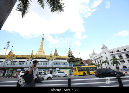 Yangon, Myanmar. 23 Mai, 2018. Ein Mann spricht, und auf einem Mobiltelefon in Yangon, Myanmar, 23. Mai 2018. Mobile phone Usage Rate auf über 110.43 Prozent bisher in Myanmar nach dem Ministerium für Verkehr und Kommunikation am Dienstag. Credit: U Aung/Xinhua/Alamy leben Nachrichten Stockfoto