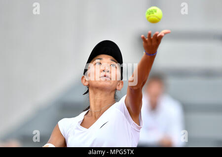 Paris, Frankreich. 23 Mai, 2018. Lu Jiajing von China dient der Margot Yerolymos Frankreichs während singles Qualifikation Runde 1 der Frauen entsprechen der French Open in Paris am 23. Mai 2018. Lu 0:2 verloren. Credit: Chen Yichen/Xinhua/Alamy leben Nachrichten Stockfoto