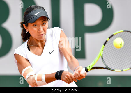 Paris, Frankreich. 23 Mai, 2018. Lu Jiajing von China gibt den Ball an Margot Yerolymos Frankreichs während singles Qualifikation Runde 1 der Frauen entsprechen der French Open in Paris am 23. Mai 2018. Lu 0:2 verloren. Credit: Chen Yichen/Xinhua/Alamy leben Nachrichten Stockfoto