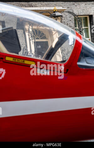 London, Großbritannien. 23 Mai, 2018. 10 Downing Street Klappe durch das Cockpit eines Hawker Siddeley Hawk - Roter Pfeil Flugzeuge in Downing Street für den Jahrestag der Gründung der RAF, Kredit Ian Davidson/Alamy leben Nachrichten Stockfoto