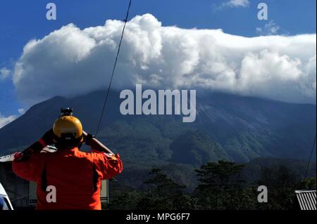 Yogyakarta, Indonesien. 23 Mai, 2018. Ein Retter Uhren Merapi bei Cangkringan Dorf in Sleman, Yogyakarta, Indonesien, 23. Mai 2018. Merapi, der aktivste Vulkan in Indonesien, spuckte eine Spalte der Asche von 3.500 Metern in die Luft früher Dienstag, Evakuierung auslösen, eine Katastrophe Agentur Beamte. Credit: Supriyanto/Xinhua/Alamy leben Nachrichten Stockfoto