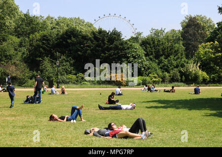 London, Großbritannien. 23. Mai 2018. Man geniesst die warmen Sonnenstrahlen in St. James's Park, da die Temperaturen Prognose über das Feiertagswochenende im Mai Credit zu erheben sind: Amer ghazzal/Alamy leben Nachrichten Stockfoto