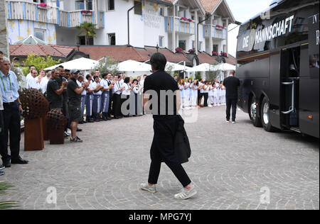 HANDOUT - 23. Mai 2018, Italien, Eppan: Bundestrainer Joachim Loew verlässt das Deutsche Team Bus vor dem Hotel Weinegg". Das Personal wartet auf den Spieler. Die deutsche Fußball-Nationalmannschaft für die WM in Russland vom 23. Mai bis 7. Juni 2018 bereiten sich im Trainingslager in Eppan bei Bozen. Foto: Markus Gilliar/GES-Sportfoto/DFB/dpa - ACHTUNG: Die redaktionelle Nutzung nur und nur dann, wenn die oben genannten ist in vollem referenziert Stockfoto