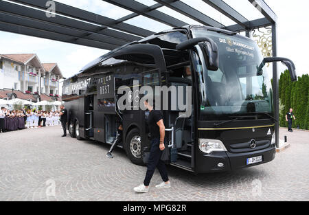 HANDOUT - 23. Mai 2018, Italien, Eppan: Bundestrainer Joachim Loew verlässt das Deutsche Team Bus vor dem Hotel Weinegg". Das Personal wartet auf den Spieler. Die deutsche Fußball-Nationalmannschaft für die WM in Russland vom 23. Mai bis 7. Juni 2018 bereiten sich im Trainingslager in Eppan bei Bozen. Foto: Markus Gilliar/GES-Sportfoto/DFB/dpa - ACHTUNG: Die redaktionelle Nutzung nur und nur dann, wenn die oben genannten ist in vollem referenziert Stockfoto