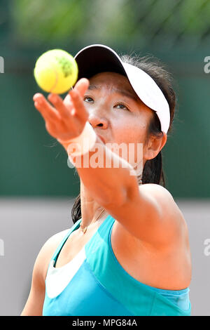 Paris. 23 Mai, 2018. Lu Jingjing von China dient der Gabriella Taylor von Großbritannien während singles Qualifikation Runde 1 der Frauen entsprechen der French Open in Paris am 23. Mai 2018. Lu 0:2 verloren. Credit: Chen Yichen/Xinhua/Alamy leben Nachrichten Stockfoto