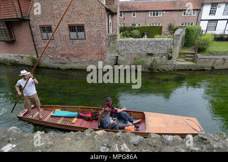 Canterbury, Kent, Großbritannien. 23. Mai 2018. Besucher Westgate Gärten in Canterbury Kent geniessen das warme Wetter mit einem Punt Fahrt entlang dem Fluss Great Stour, fließt durch den Park. Quelle: MARTIN DALTON/Alamy leben Nachrichten Stockfoto