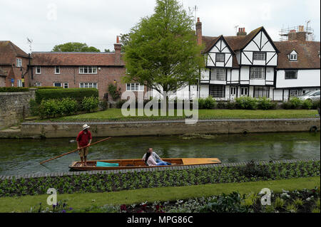 Canterbury, Kent, Großbritannien. 23. Mai 2018. Besucher Westgate Gärten in Canterbury Kent geniessen das warme Wetter mit einem Punt Fahrt entlang dem Fluss Great Stour, fließt durch den Park. Quelle: MARTIN DALTON/Alamy leben Nachrichten Stockfoto